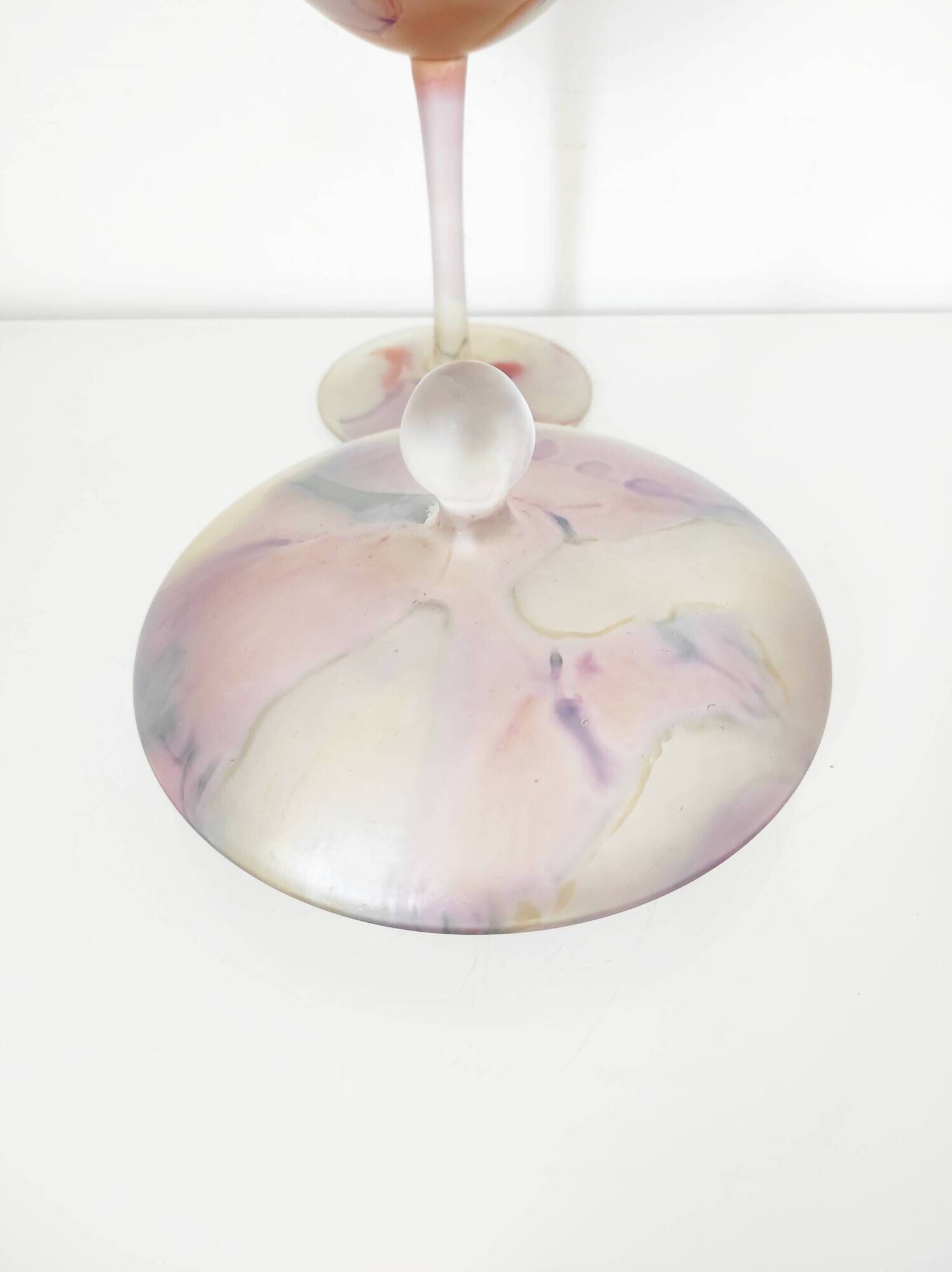 Bonbonnière en verre peint