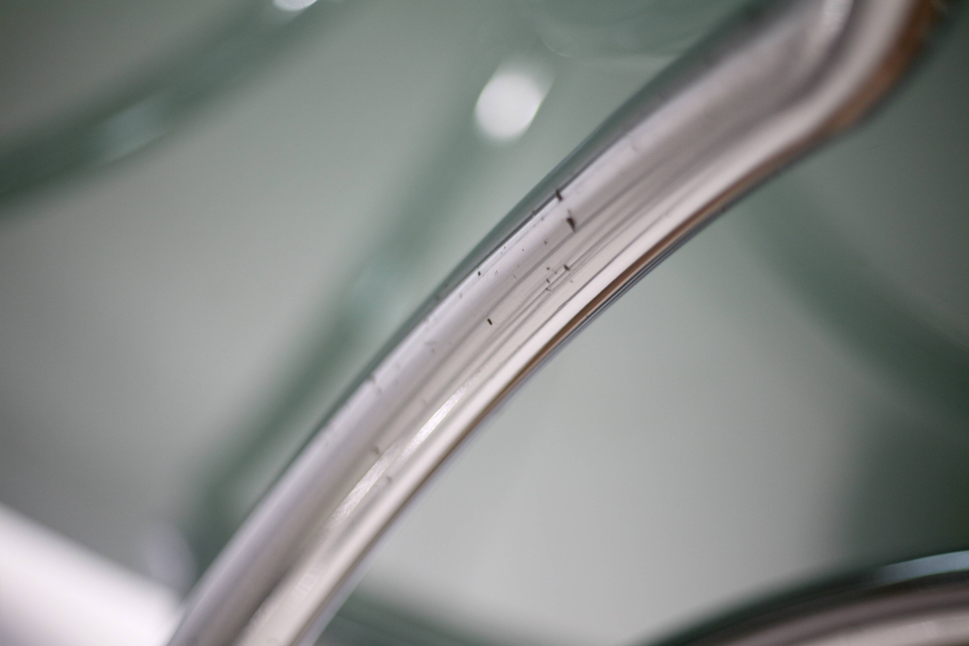 Table style Gastone Rinaldi, Italie, circa 1970. Acier chromé et dalle verre fumé.