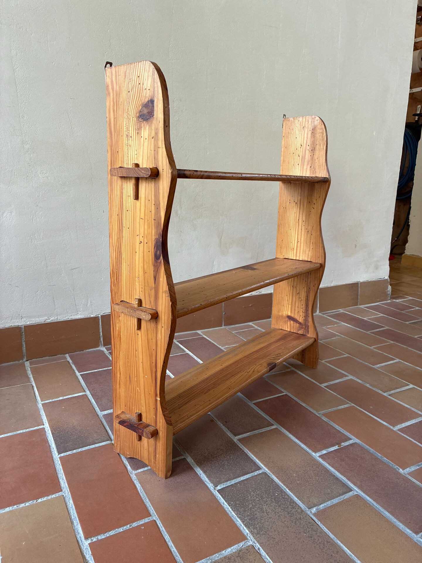 Provençal pine shelf