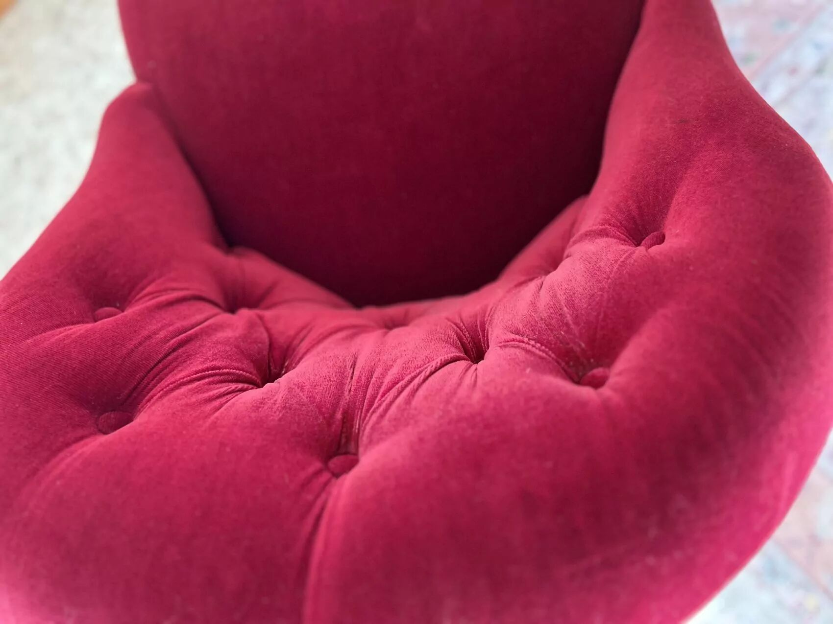 Burgundy velvet armchair – tufted – timeless charm