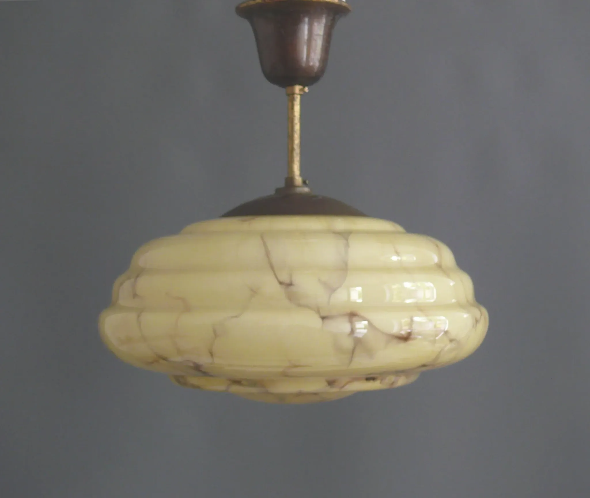 Art Deco pendant light with beige glass lampshade and short rod - circa 1920-1930