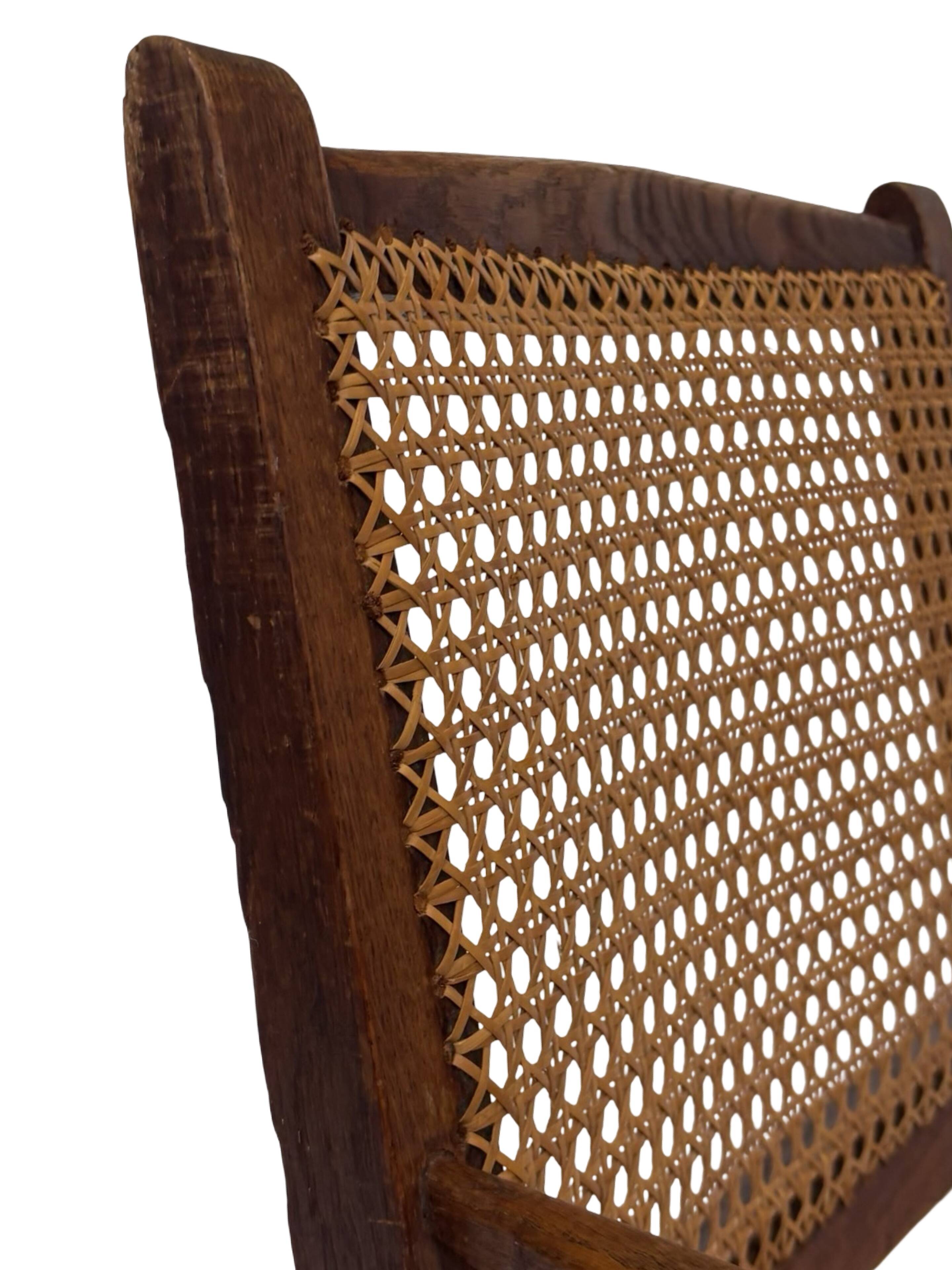 Fauteuil Art Déco en chêne tressé, design minimaliste.