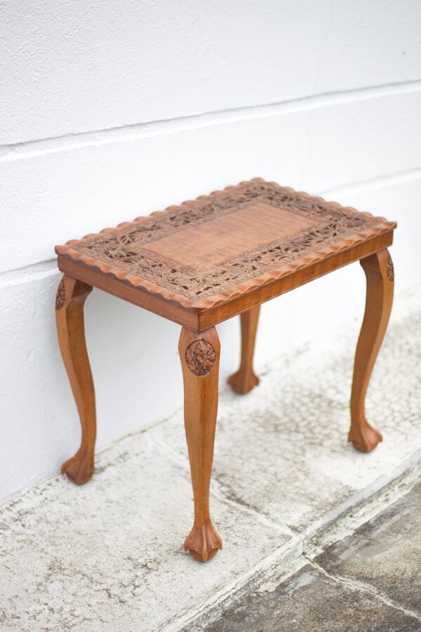 Table guéridon bois sculpté fait à la main, table basse moulurée vintage, table pieds griffe