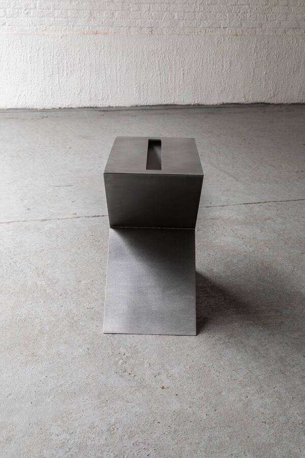 Table d'appoint contemporaine en acier inoxydable par Lena Coupez, Belgique, 2024