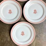 4 assiettes à dessert en porcelaine rose monogrammée