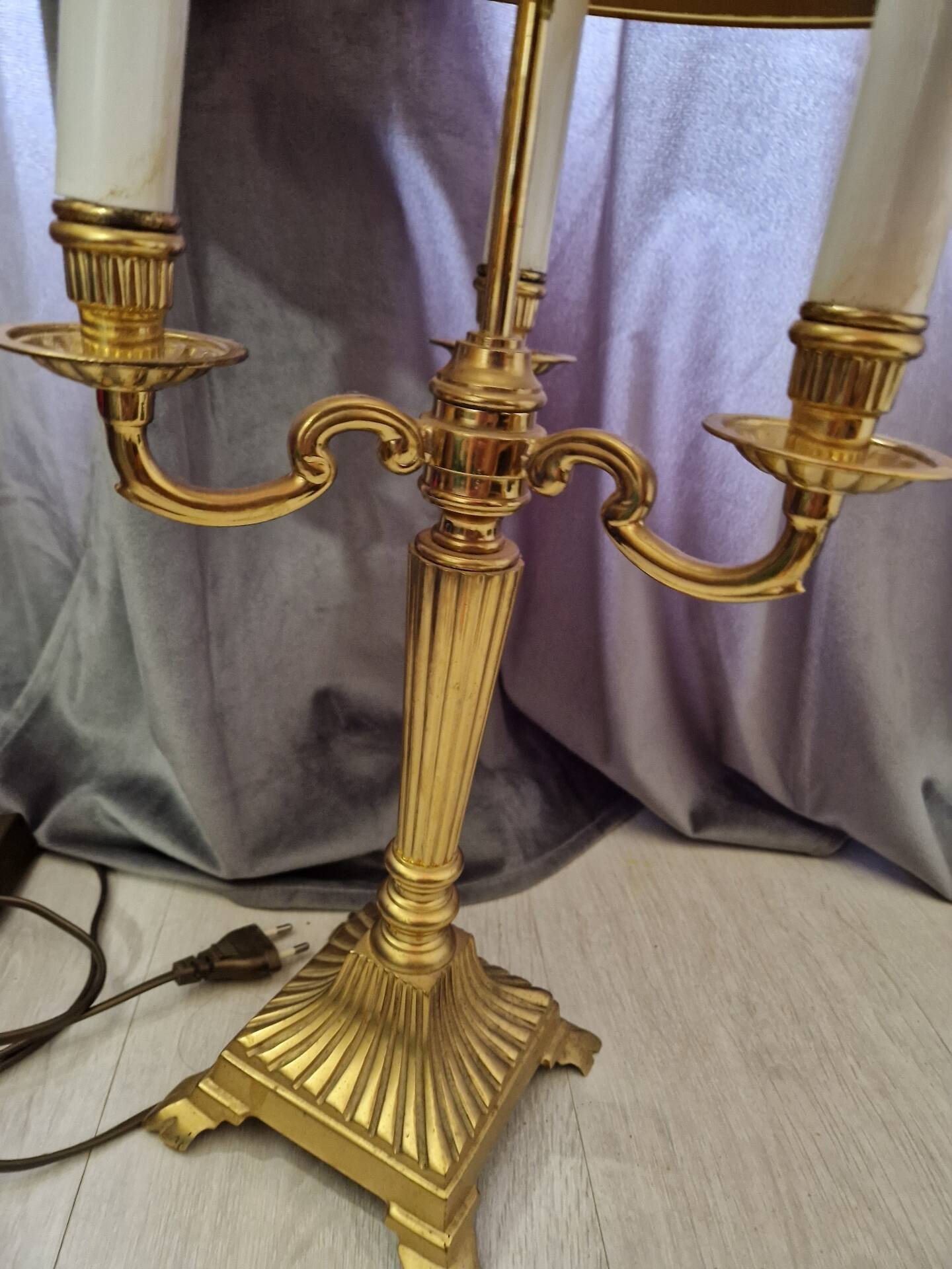 Three-light bouillotte lamp in bronze, Empire style.