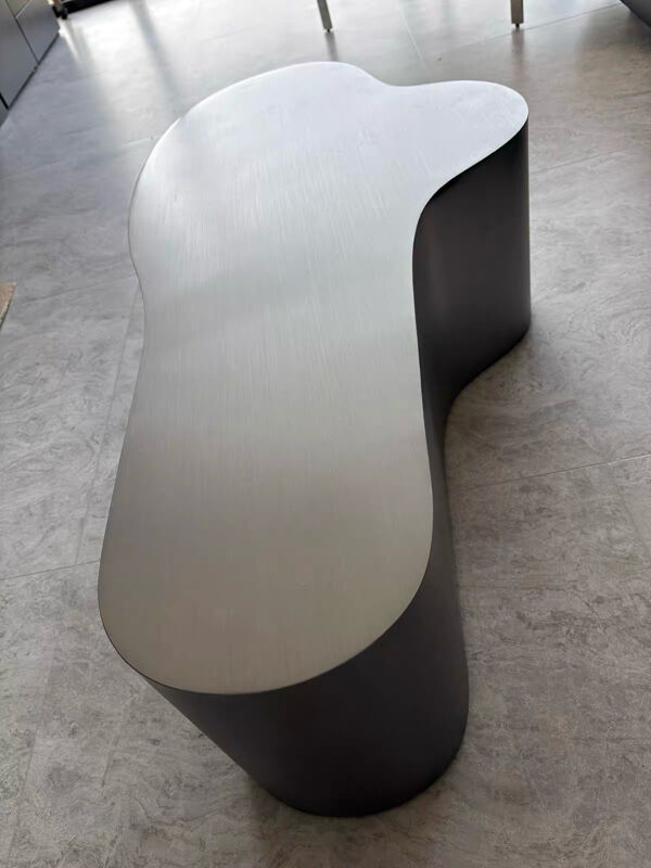 Table Basse Organique ''Galet'' – Finition Acier Brossé