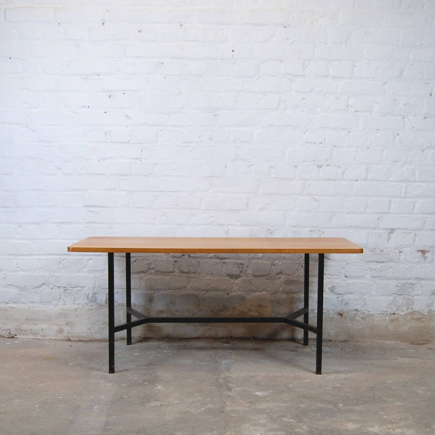 Table de salon "59" par Pierre Guariche, édition Meurop 1959