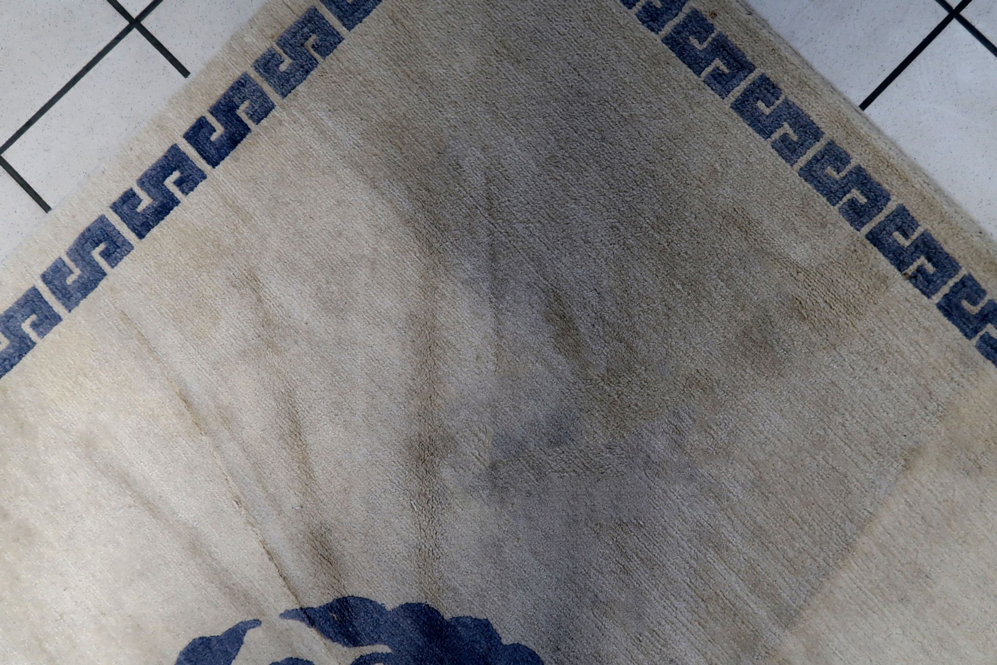 Vintage handmade 4.8' x 6.1' (147 cm x 187 cm) Tibetan Khaden rug from the 1970s