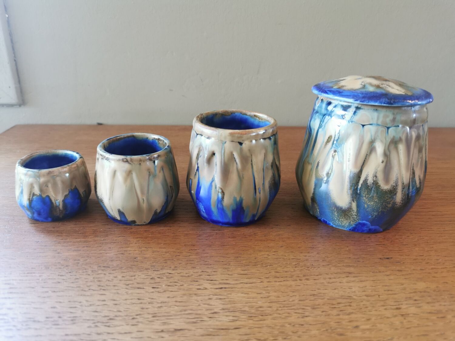 Ensemble de pots vintage en céramique.