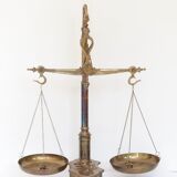 Balance d'apothicaire en bronze et laiton avec ses poids
