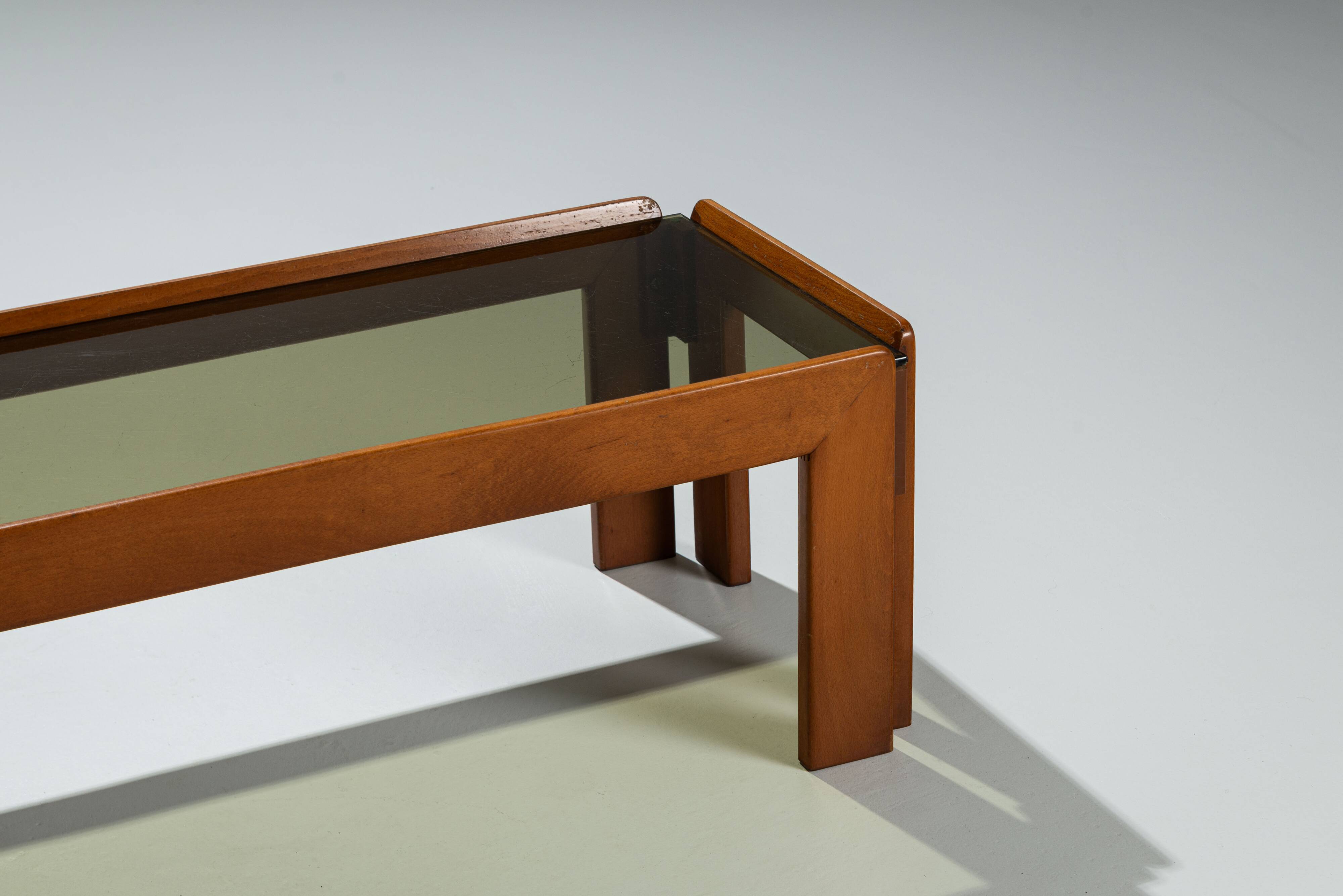 Table basse avec plateau en verre fumé attribuée à Scarpa