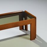 Table basse avec plateau en verre fumé attribuée à Scarpa