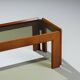 Table basse avec plateau en verre fumé attribuée à Scarpa