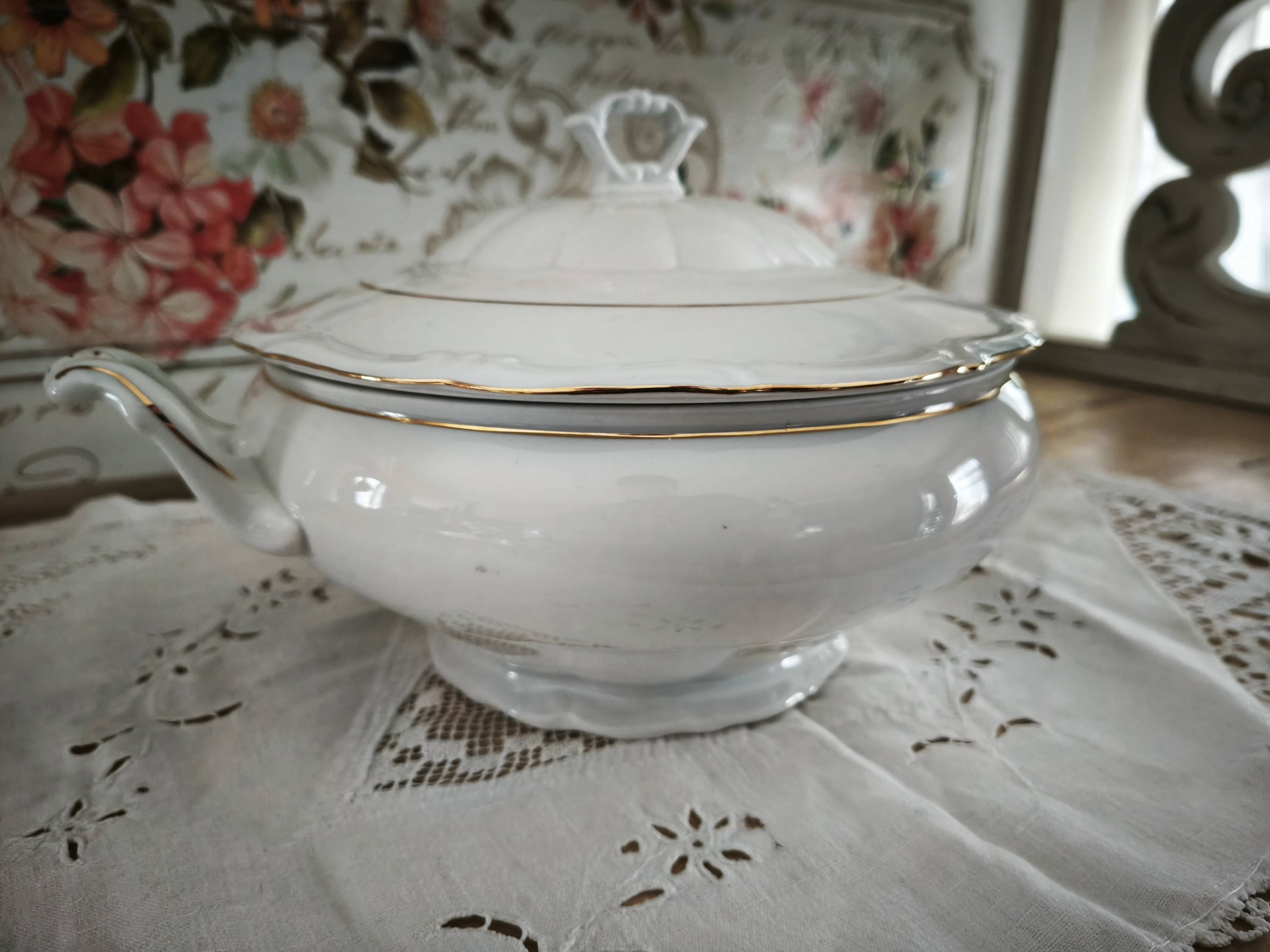 Porcelain soup tureen, white manufacture with double gold line, hand-painted.