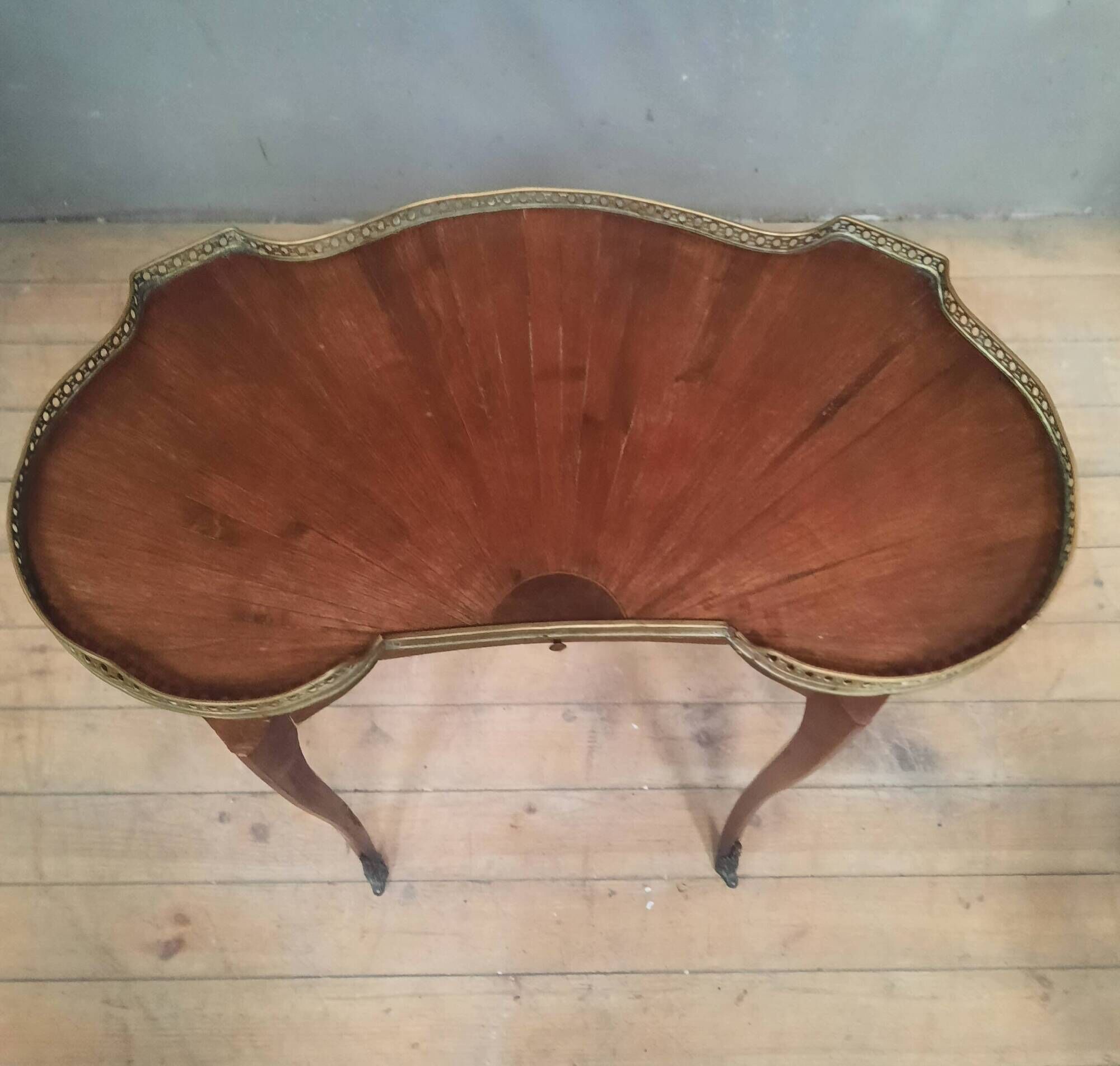 Table rognon en plaquage style Louis XV