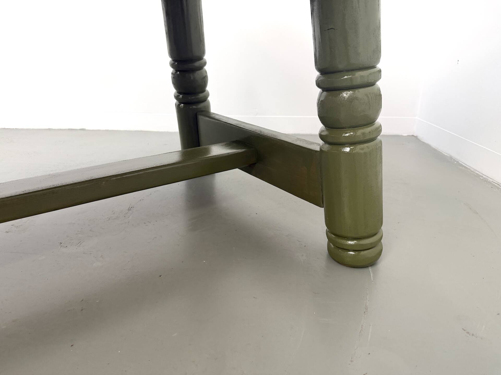 Glossy olive green lacquered dining table — DLG Georges Robert, Circa 1970
