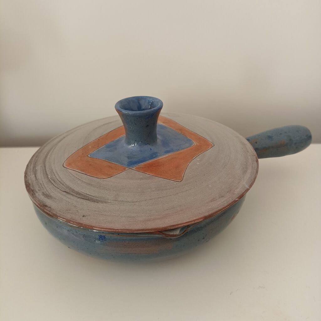 Ceramic dish by Juliette Derel