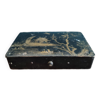 Antique lacquered papier-mâché box with oriental motifs