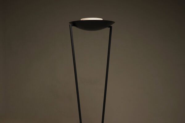 Lampe sur pied Victory 1ère édition conçue par Artoff pour Lumen Center Italie années 1980.