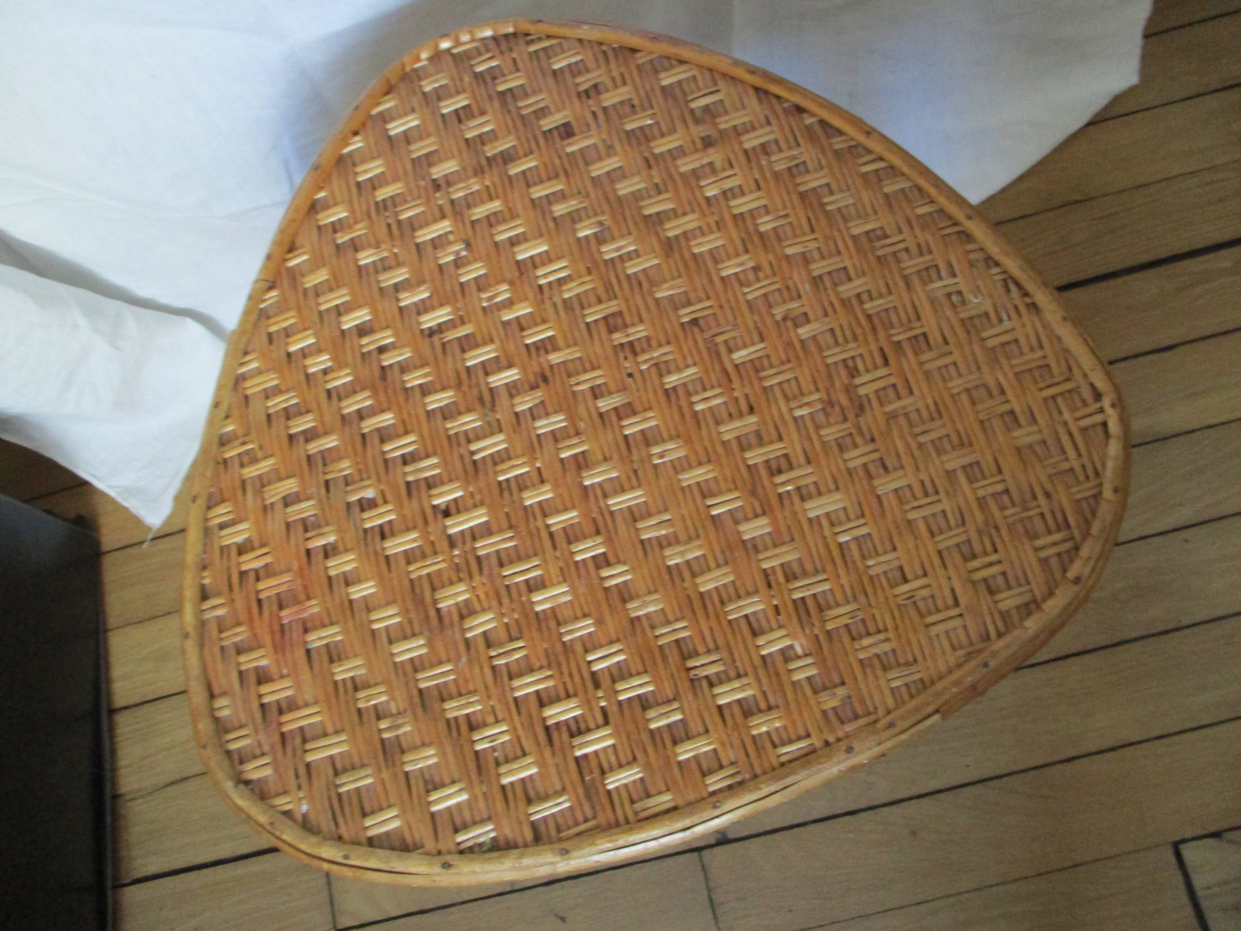 Table rotin, triangulaire, vintage.