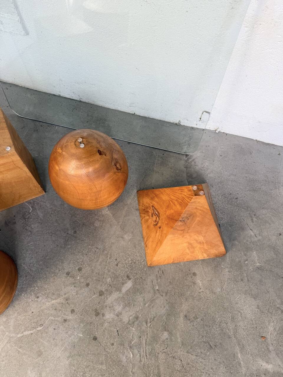 Table basse en bois et verre attribuée à Metafora