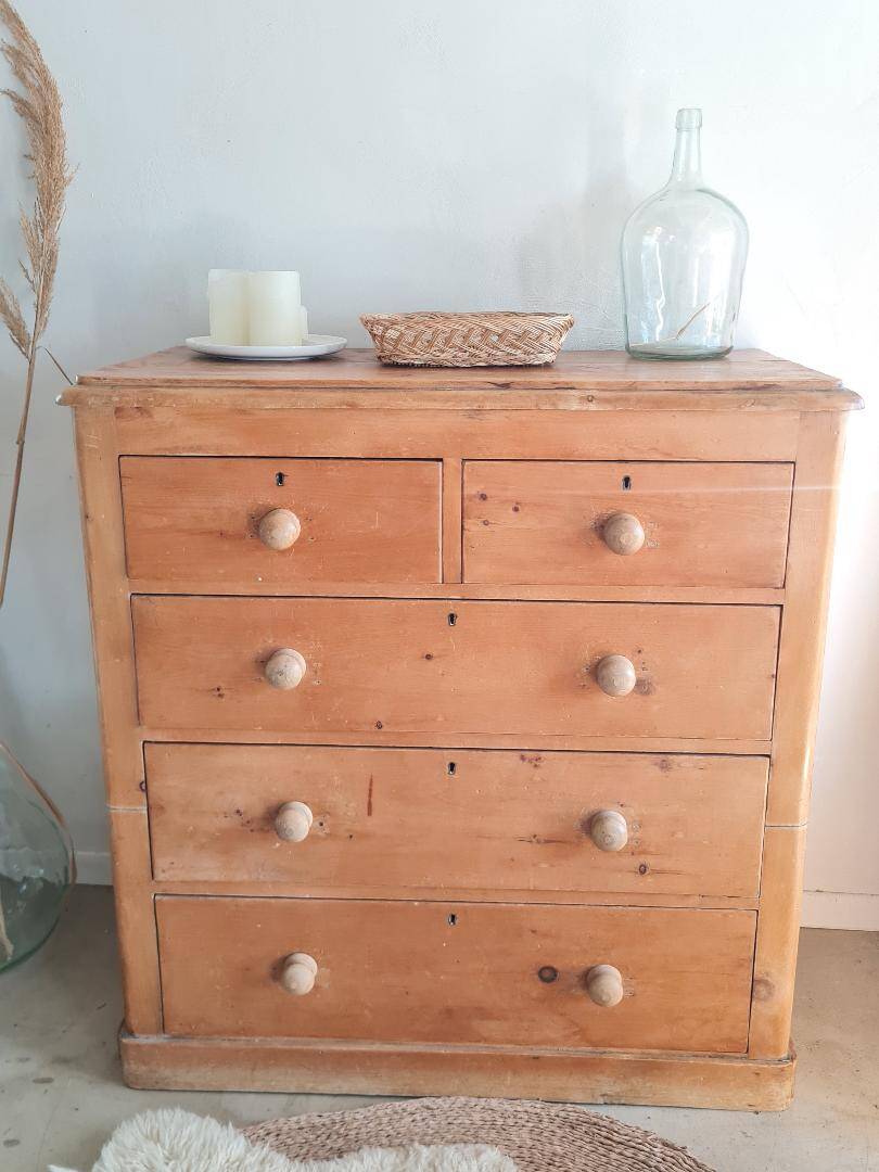 Antique English-style chest of drawers