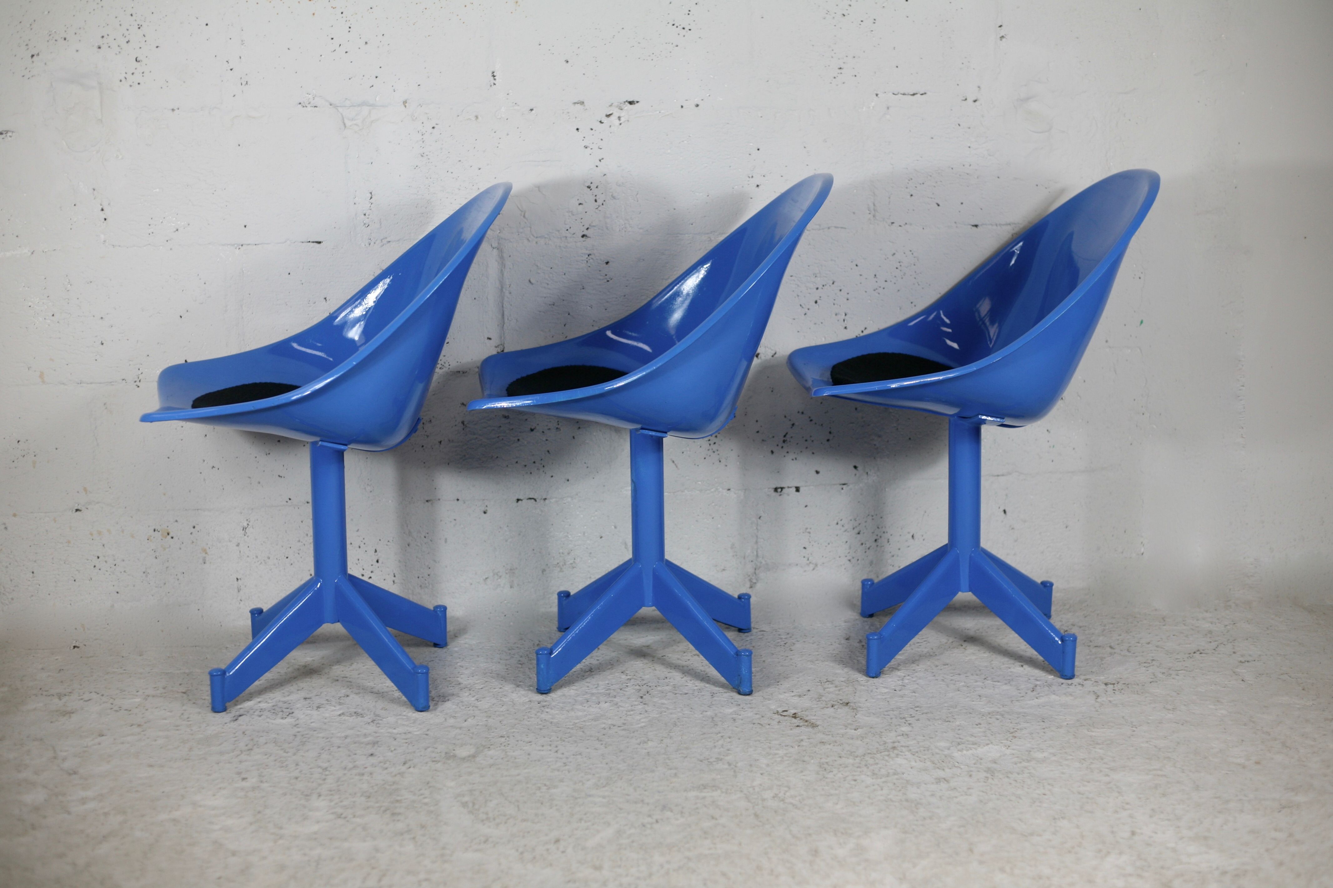 3 chairs "space Age", resin and steel, France, circa 1970.
