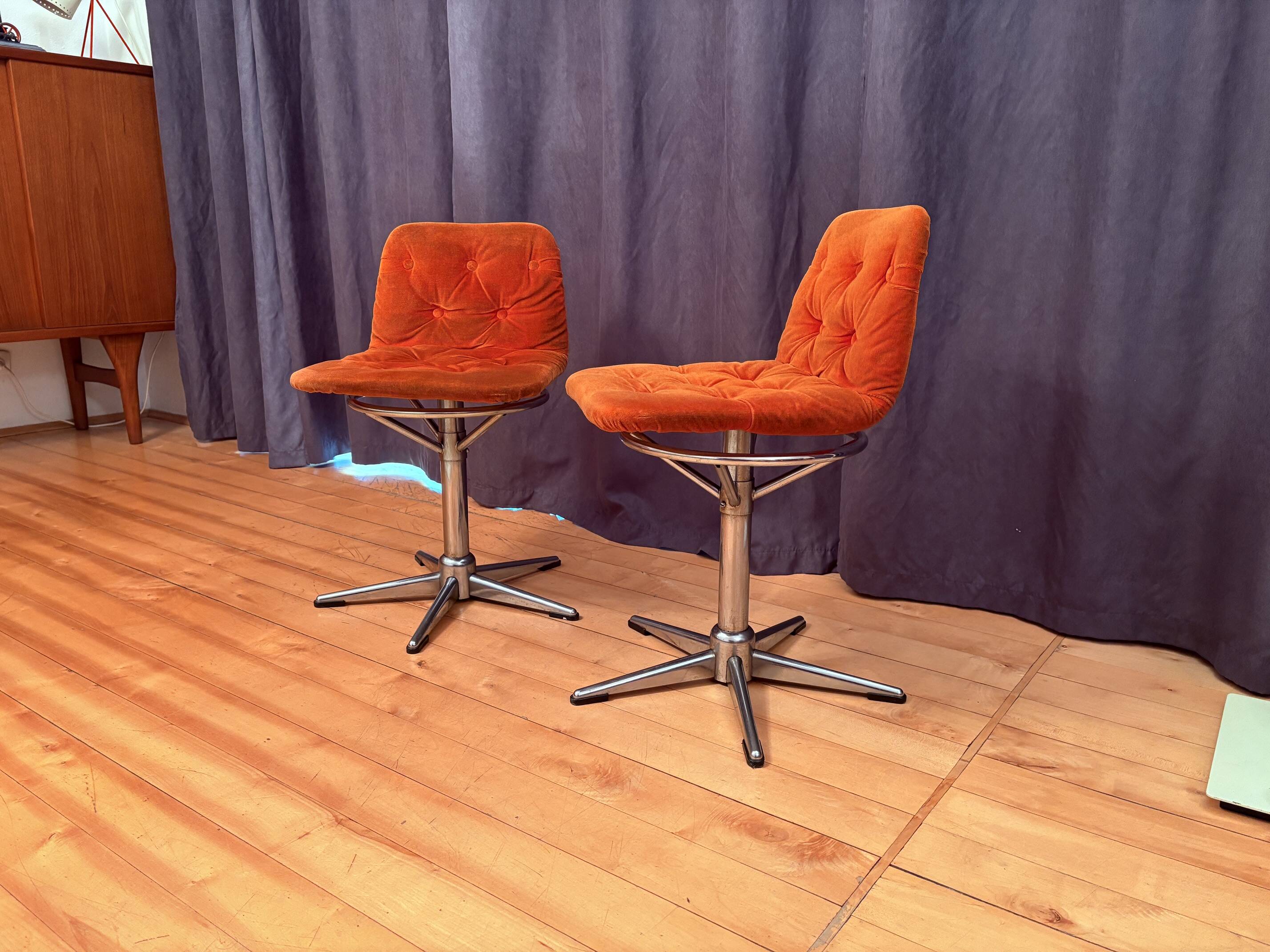 Paire de chaises pivotantes, années 1960