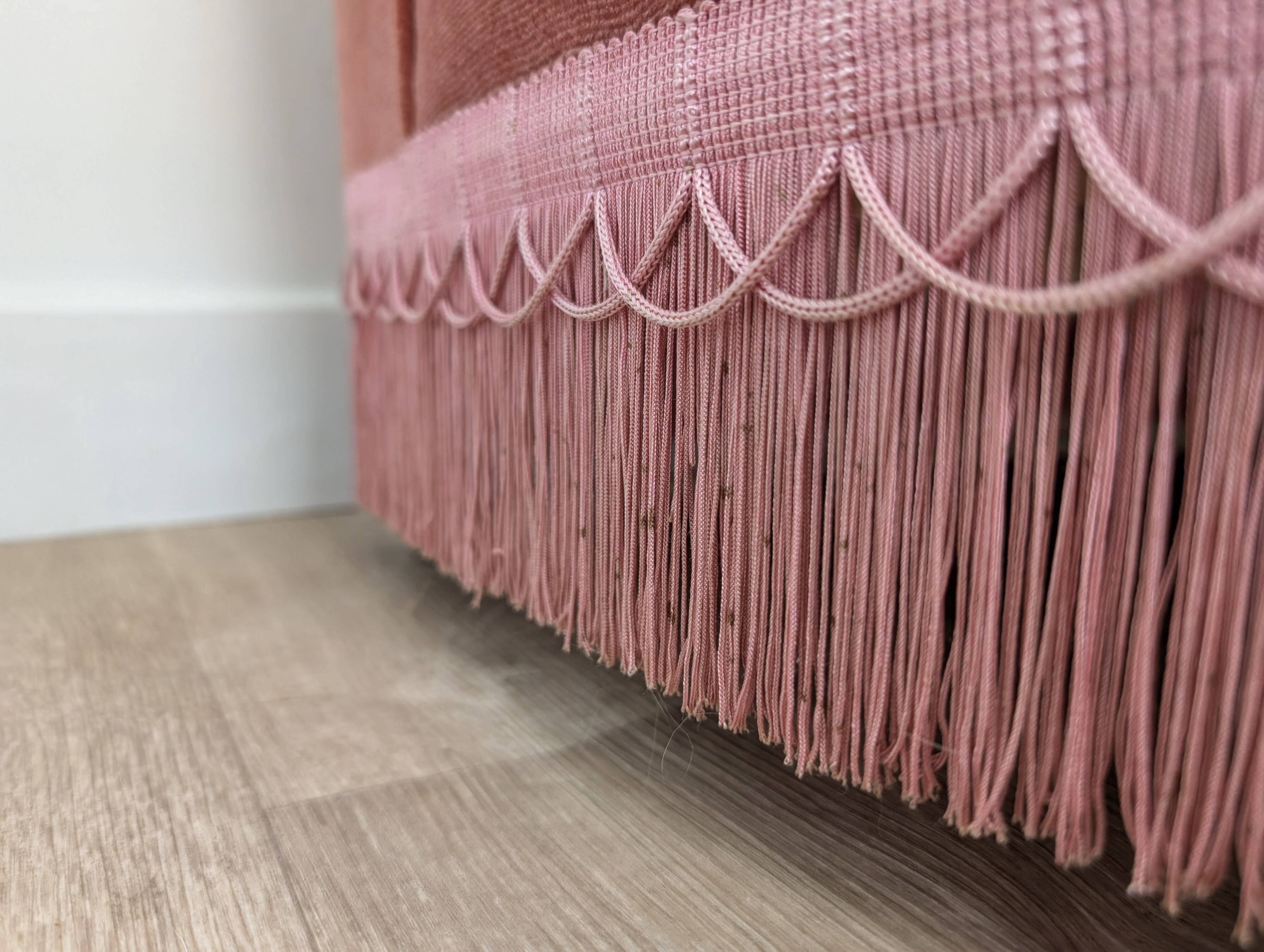 Toad sofa in old pink velvet