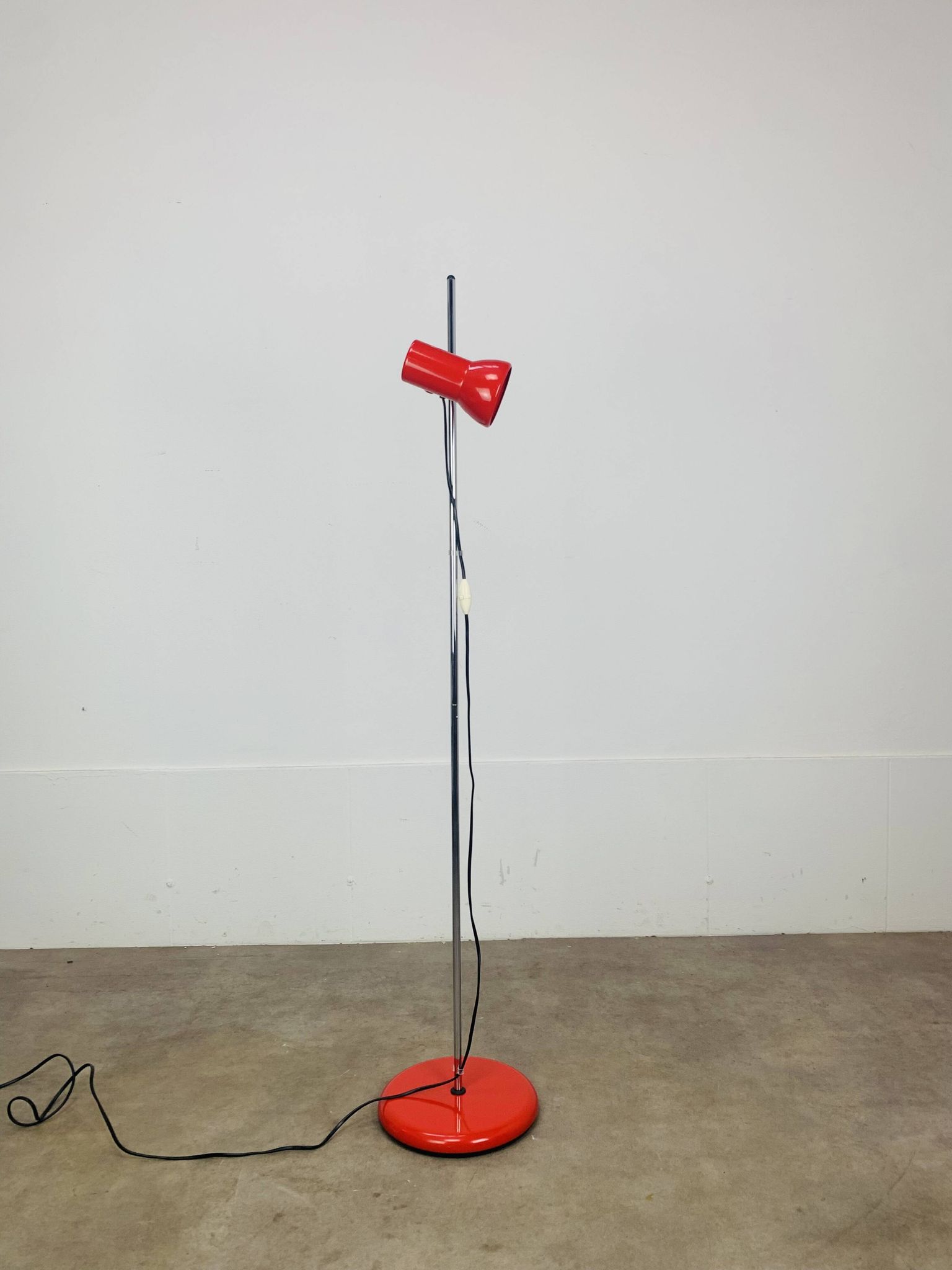 Miwi red metal spot floor lamp, vintage
