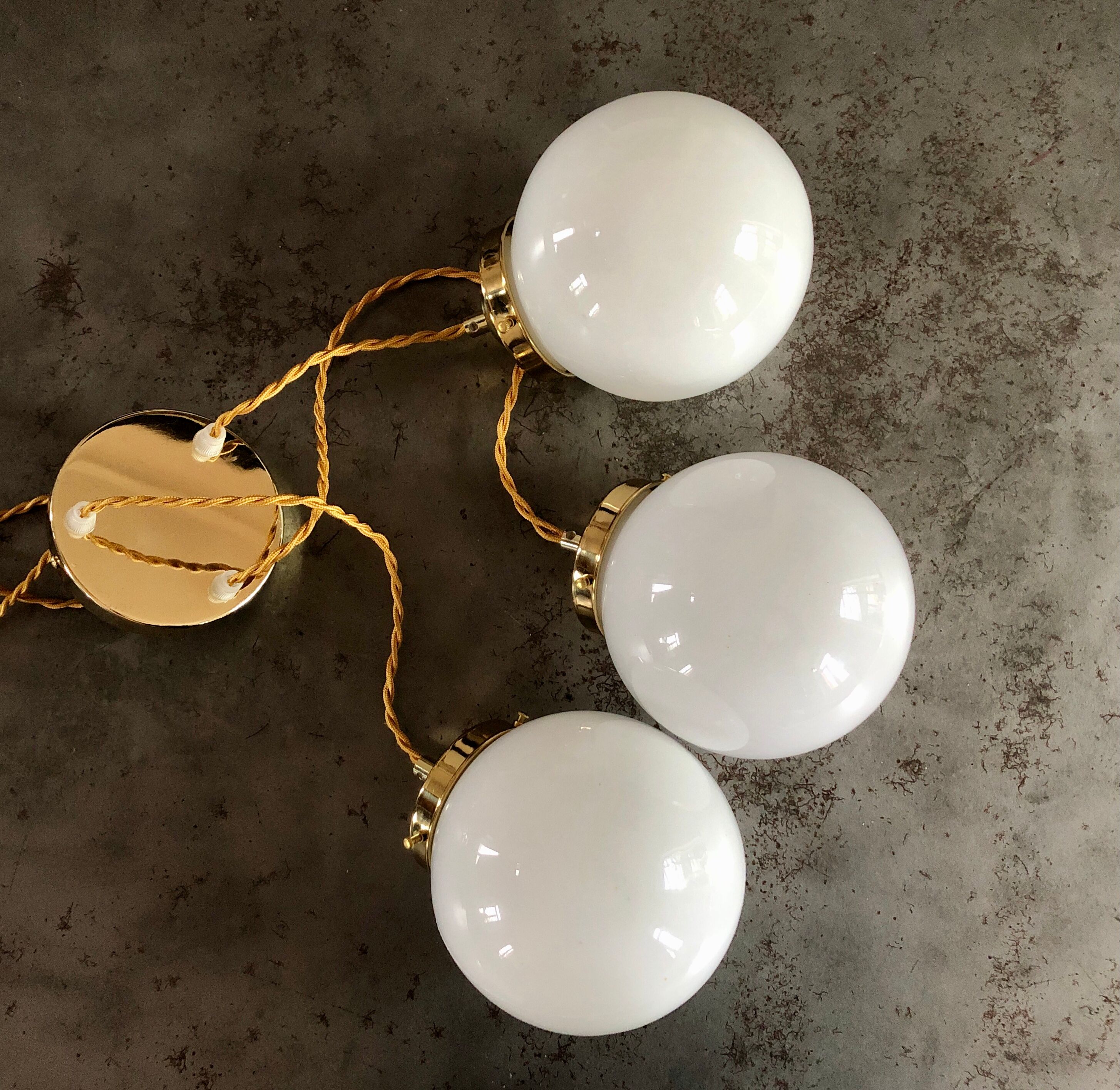 Suspension cascade trois feux globes vintage en opaline blanche