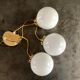 Suspension cascade trois feux globes vintage en opaline blanche