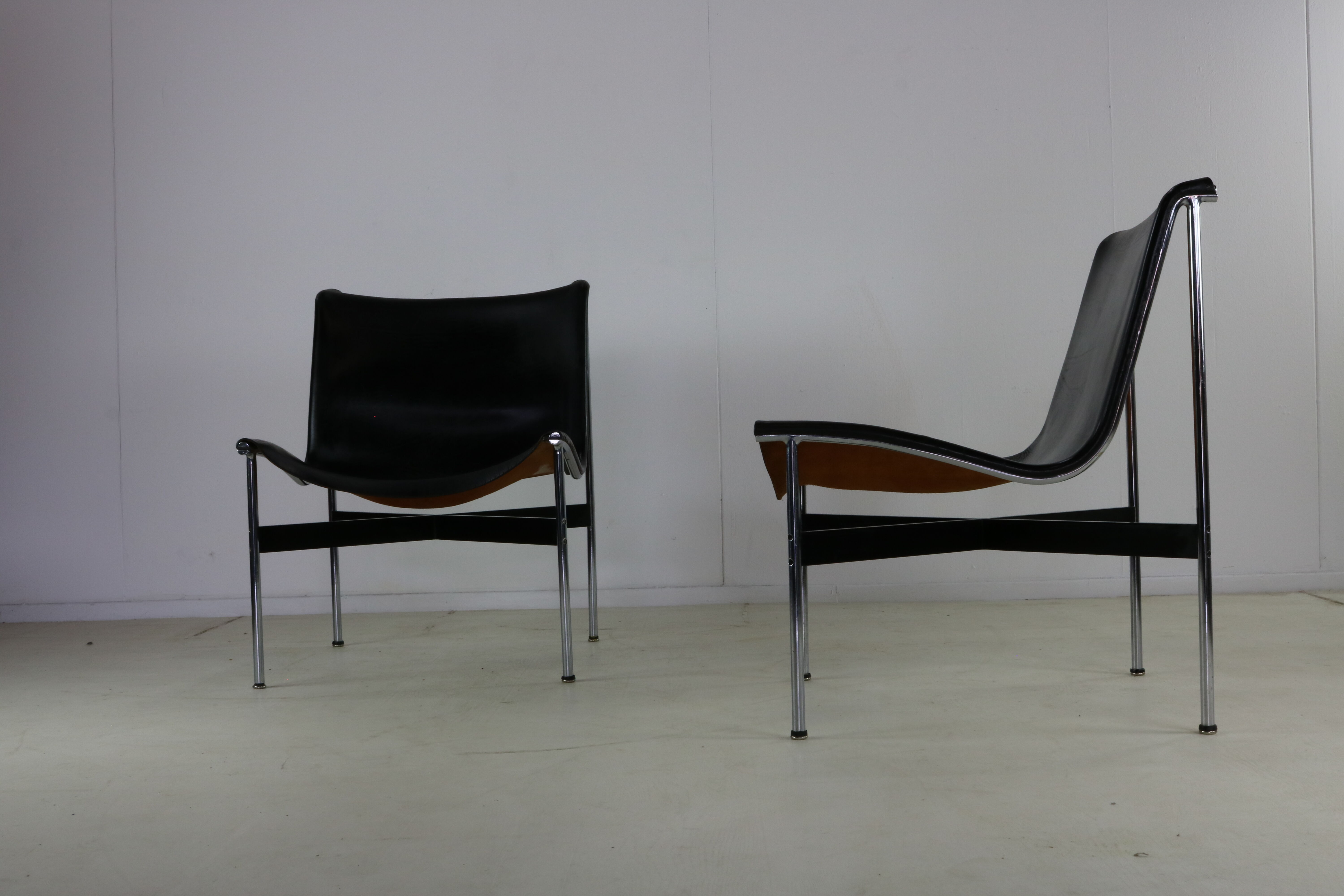 Un ensemble de deux chaises longues