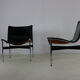 Un ensemble de deux chaises longues