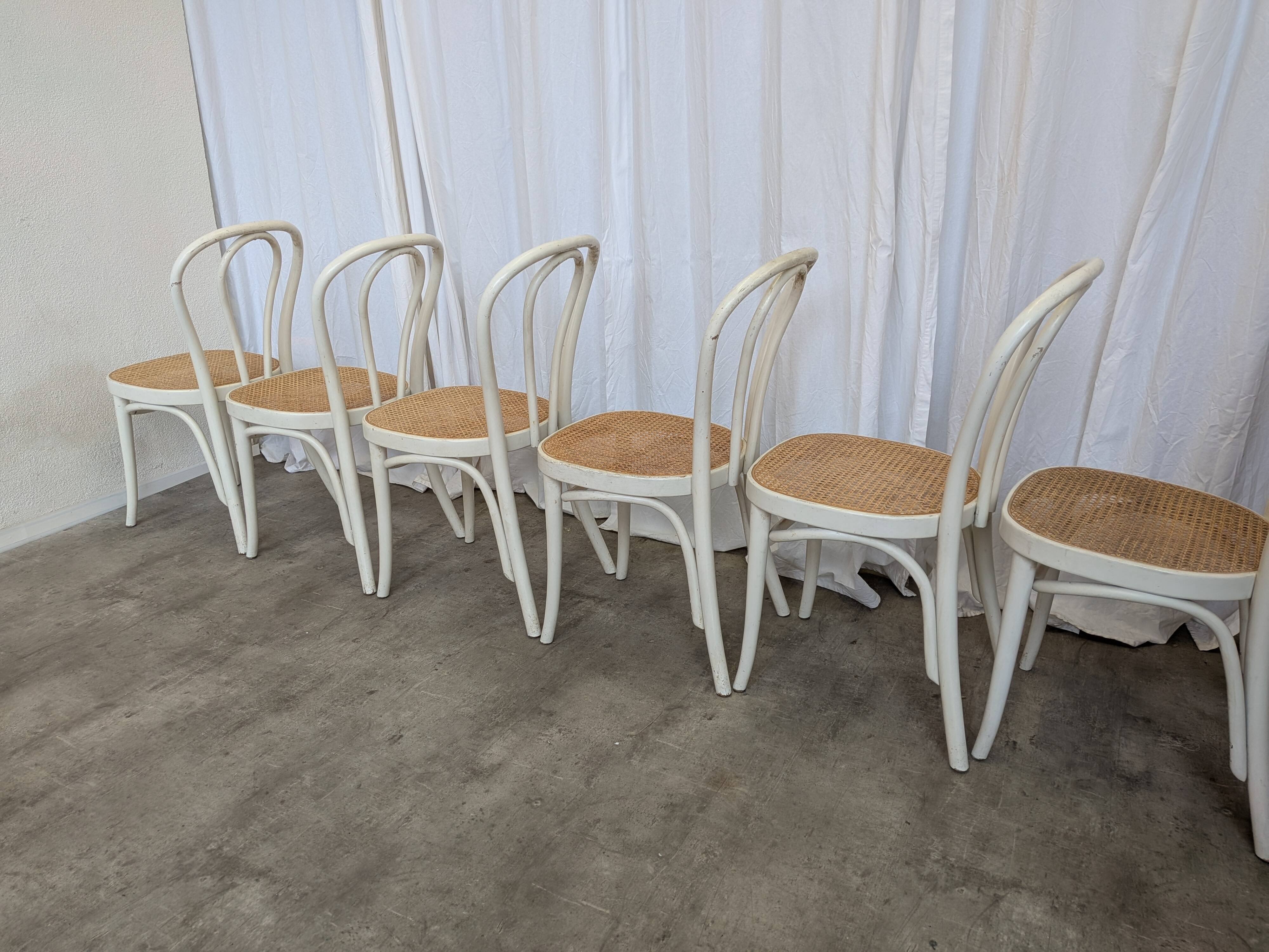 Ensemble de 6 chaises de salle à manger vintage de style Thonet : bois blanc et assise en cannage.