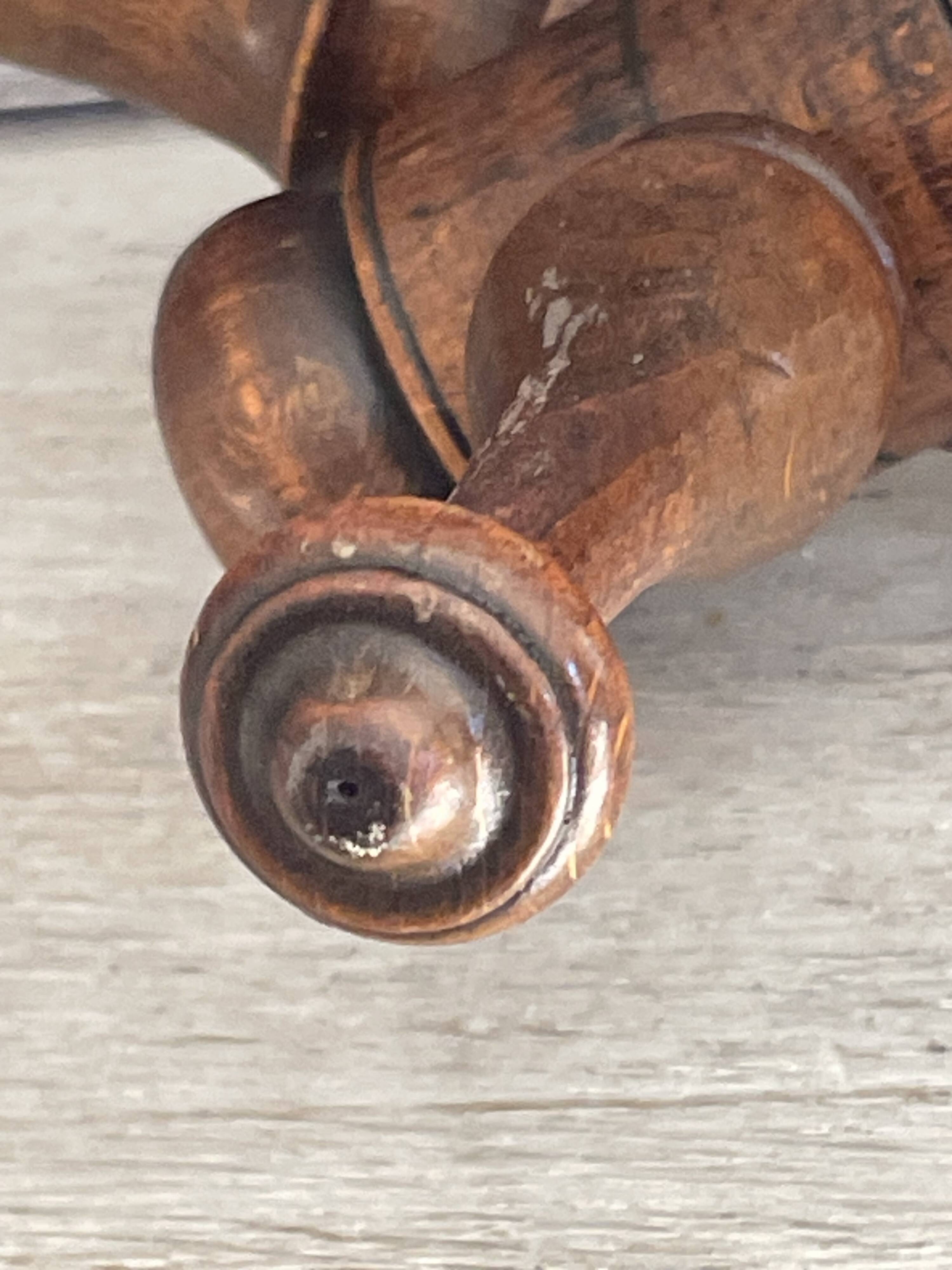 Wall-mounted accordion coat rack made of turned wood