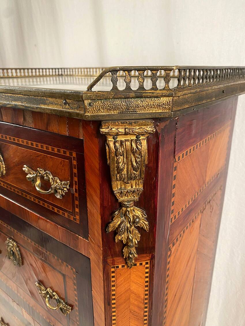 Elégant chiffonnier de style Louis XVI fin XIXe