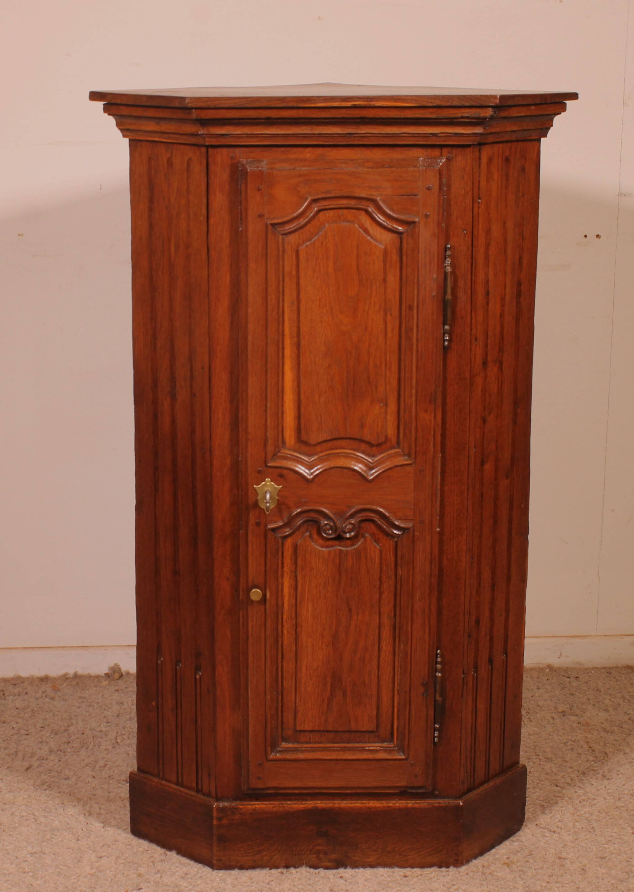 Corner Cabinet in Oak Louis XV - 18th Century