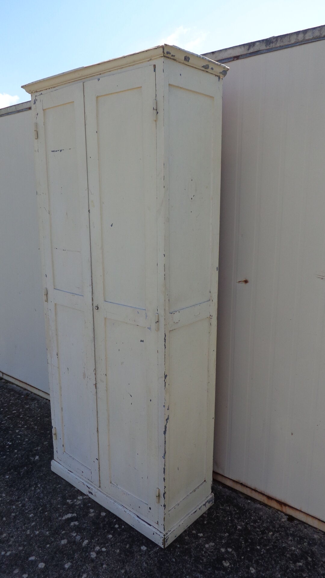 2-door wooden cloakroom