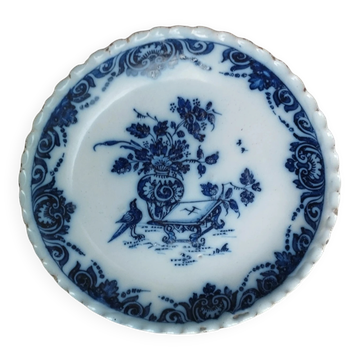 Antique decorative plate in Dutch faience from the 18th century.