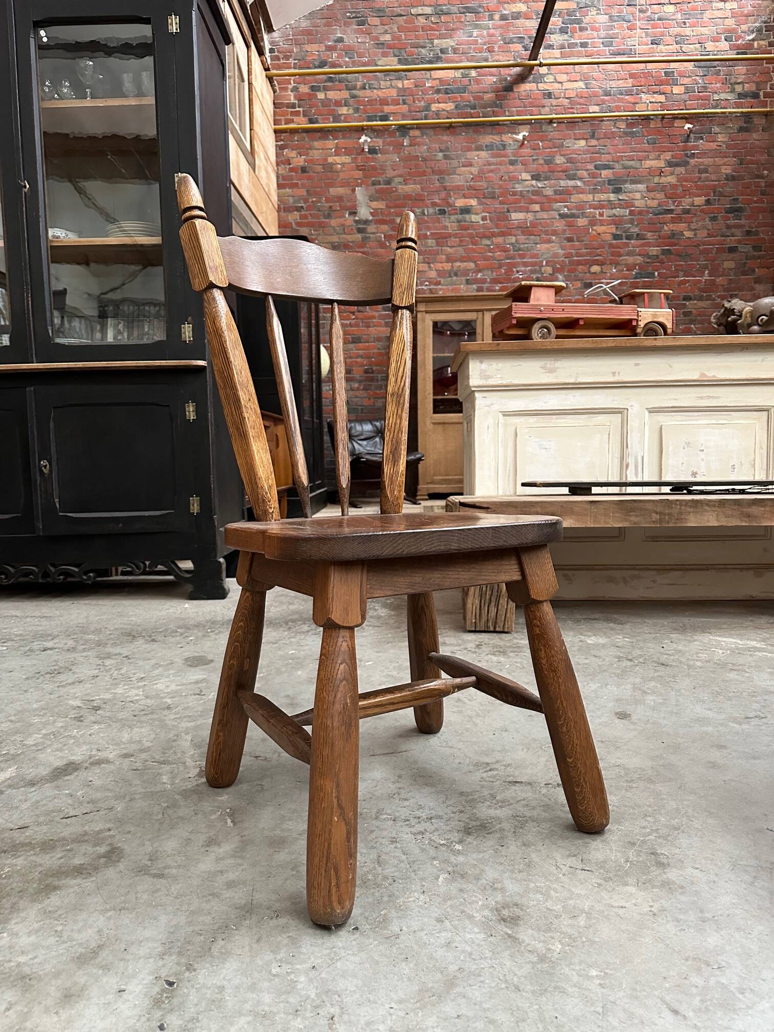 Suite de 4 chaises brutalistes