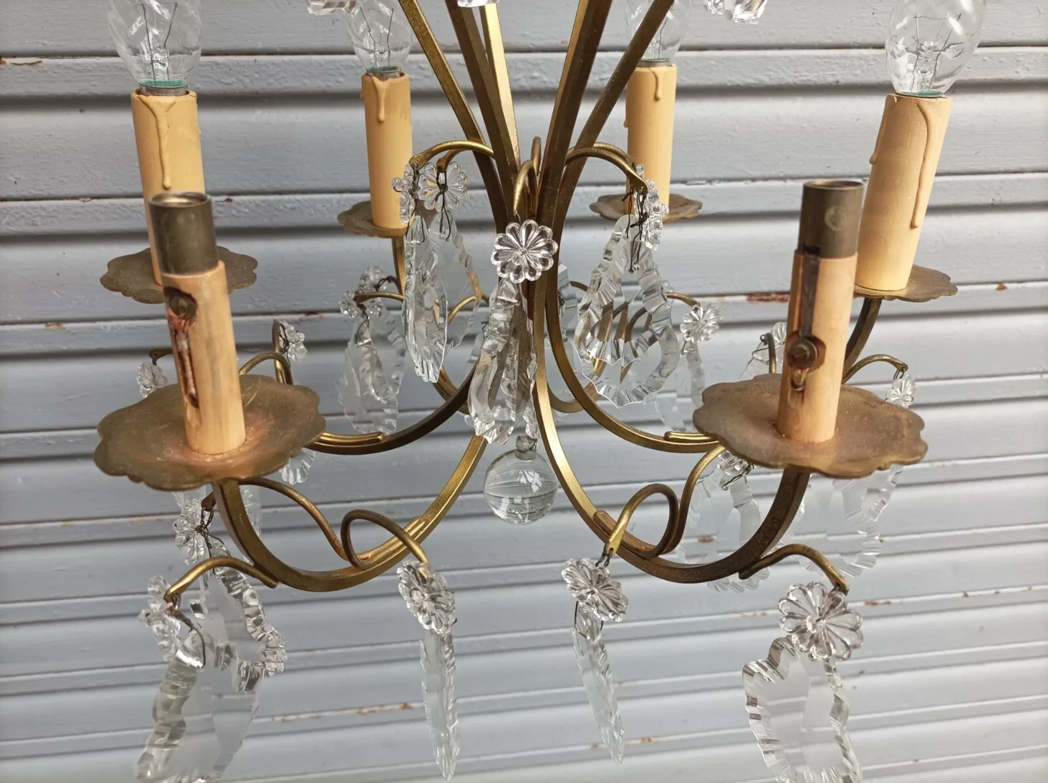 Remarkable cage chandelier with 6 lights and complete crystal pendants in working condition.