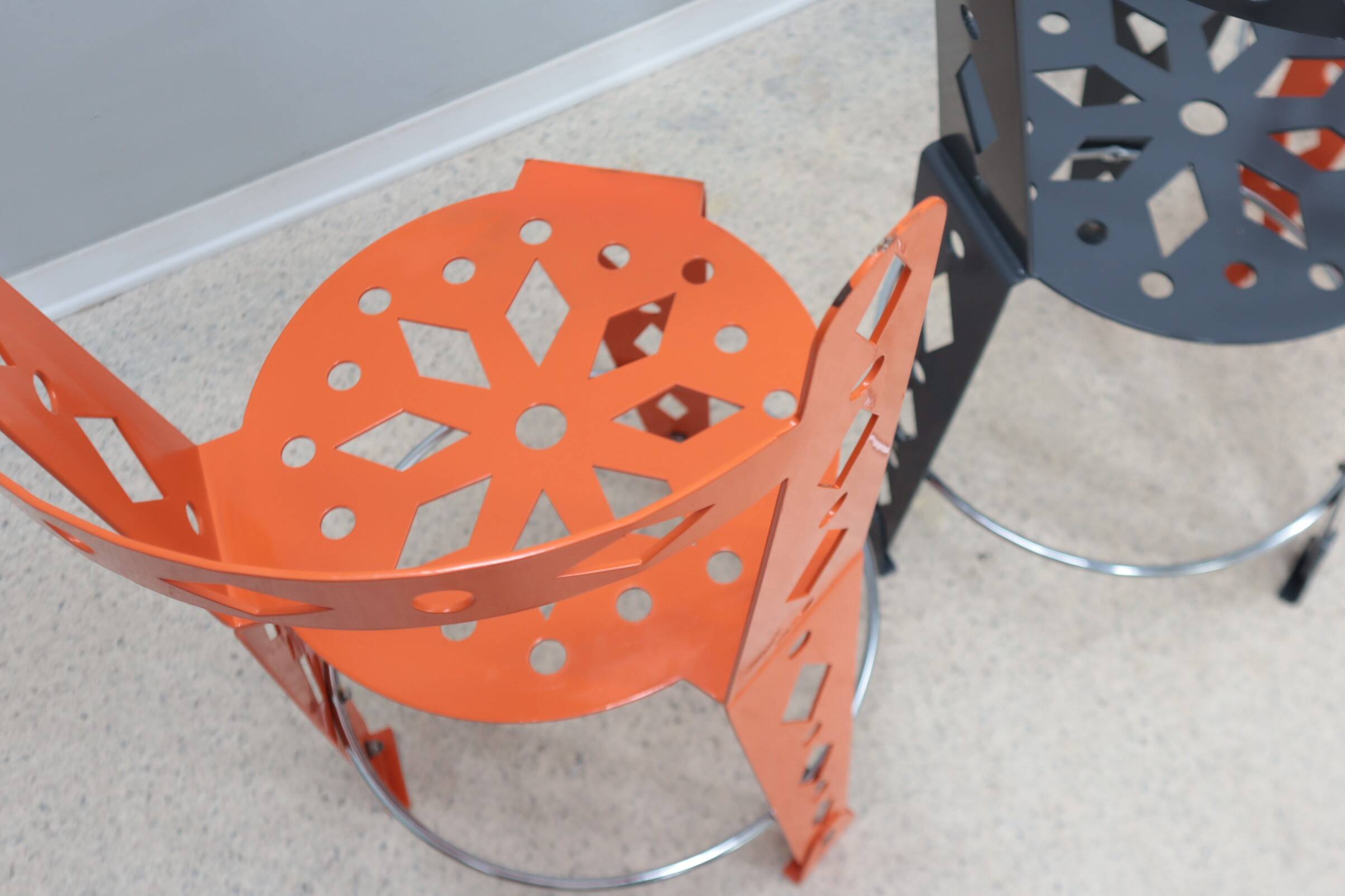 Suite de 6 chaises post-modernes en métal laqué artifort années 2000