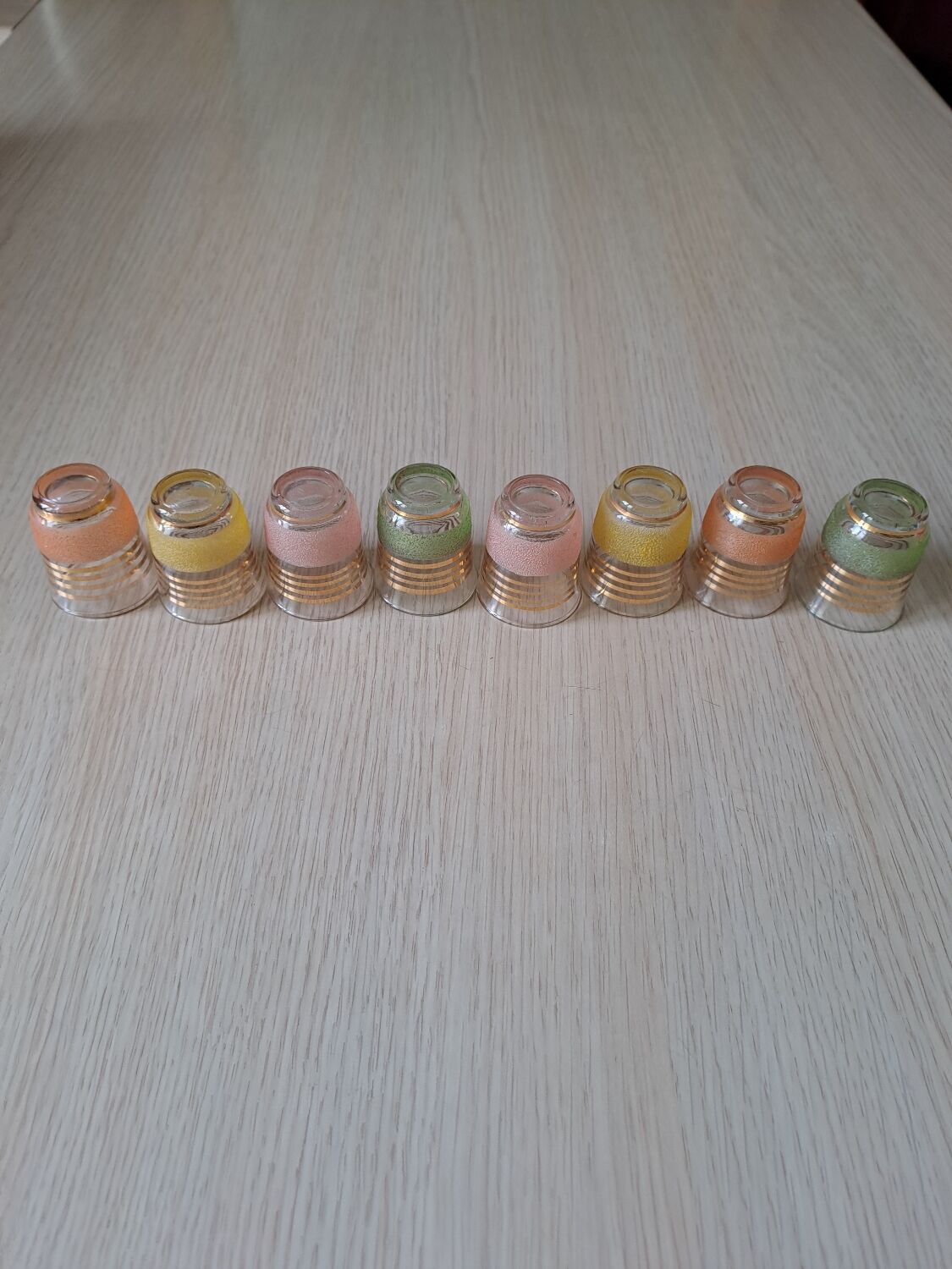 Suite de 8 verres granité