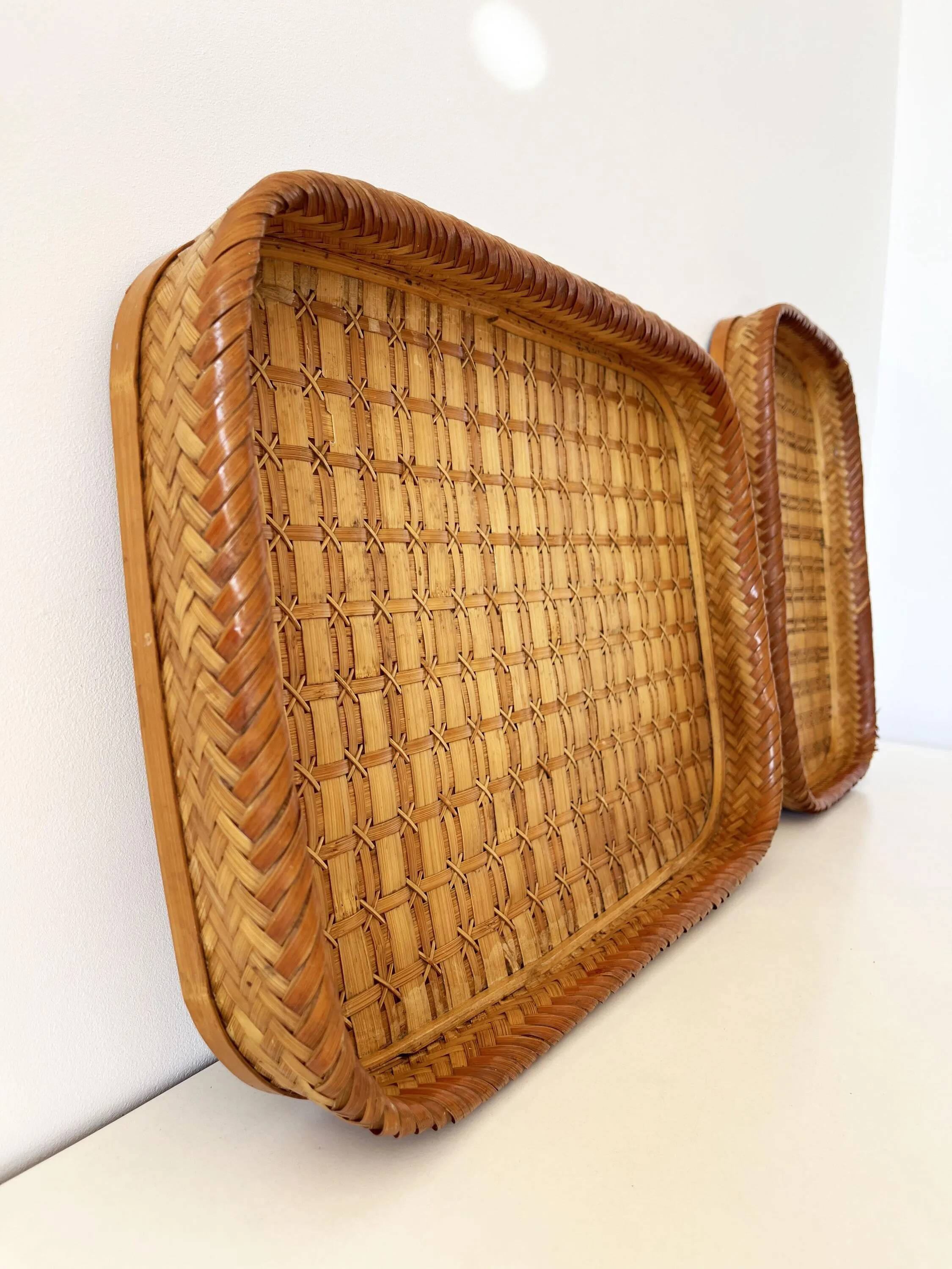 Ensemble de plateaux ancien en bois et feuille de palmier