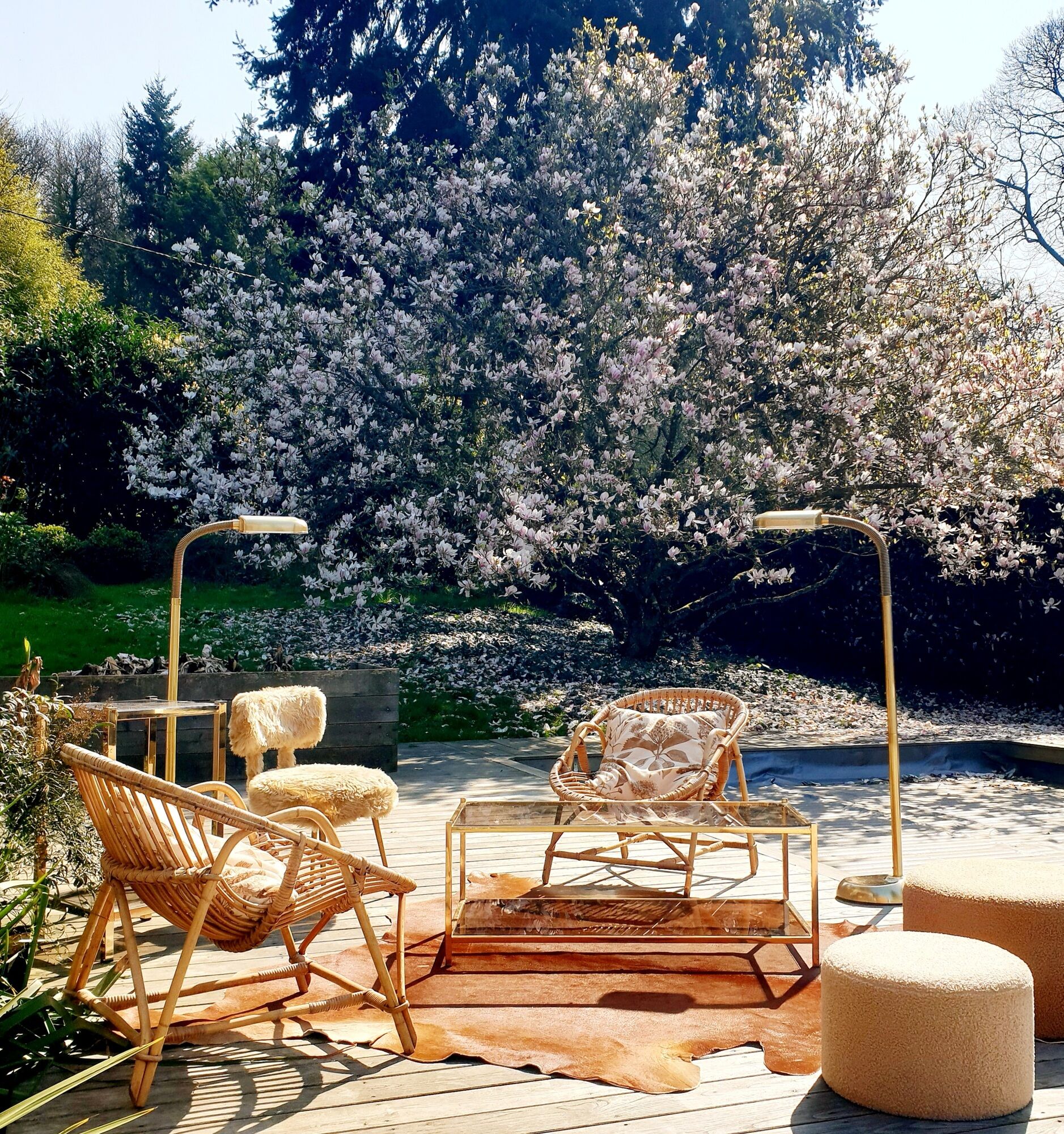 Table basse vintage dorée et verre fumé Rochebobois années 80