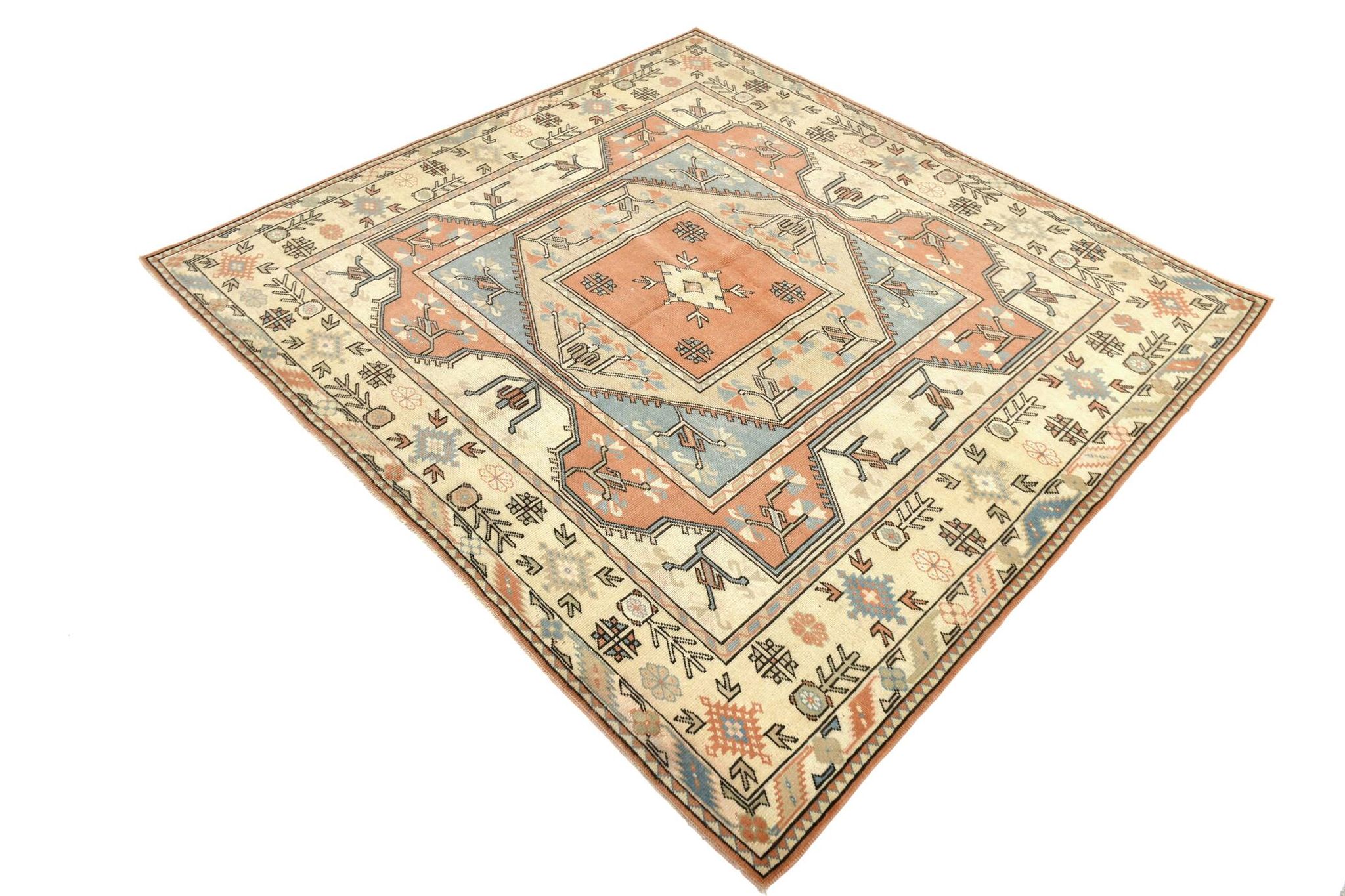 Tapis persan carré saumon et crème, 194x212 cm