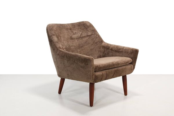 Fauteuil design danois en fausse peau de mouton marron