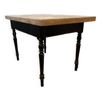 Solid wood table with newspaper pattern